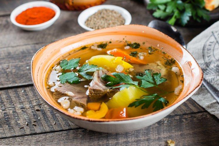 Schurpa mit Rindfleisch und Gemüse im afghanischen Kasan