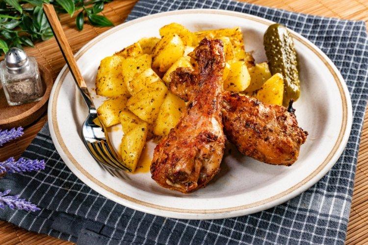 Cuisses de poulet avec des pommes de terre, rôties dans un sac de cuisson