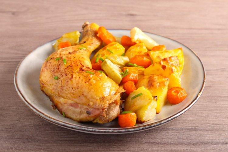Cuisses de poulet rôties avec des pommes de terre en cocottes au four