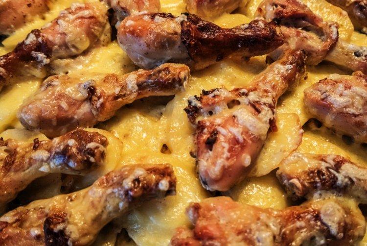 Cuisses de poulet avec des pommes de terre et du fromage au four