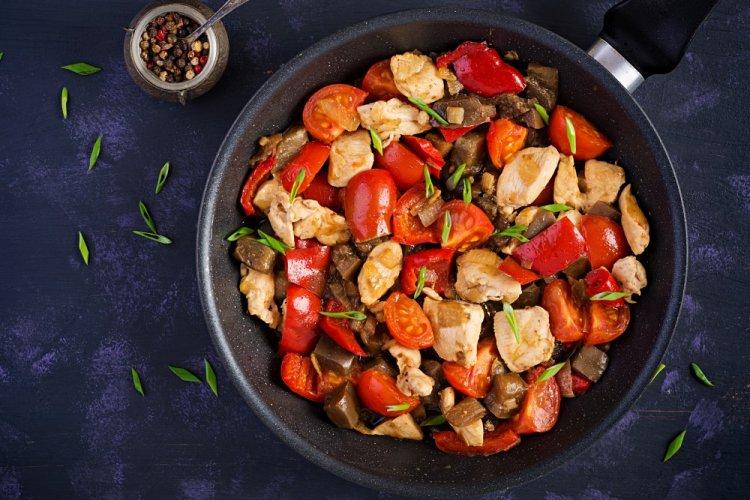 Poitrine de poulet aux aubergines et tomates à la poêle