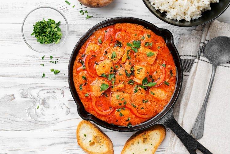 Poitrine de poulet rôtie en sauce tomate épicée au basilic