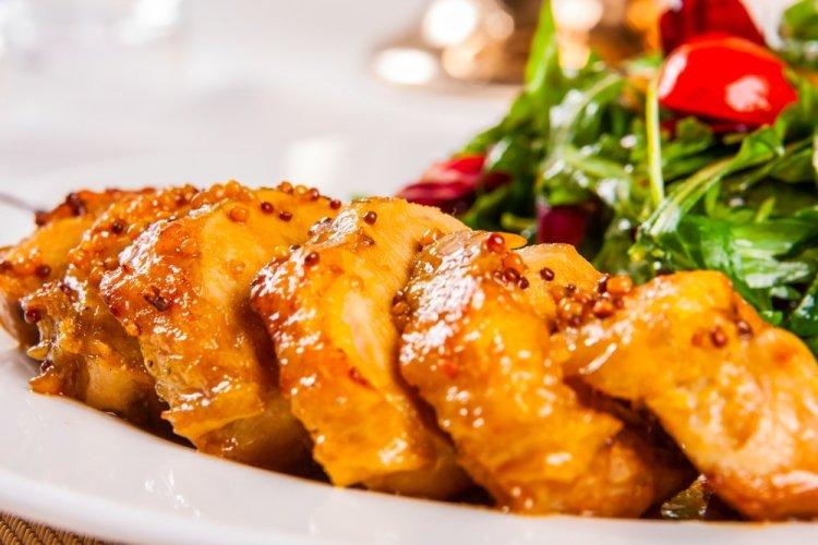 Poitrine de poulet en sauce miel-moutarde à la poêle
