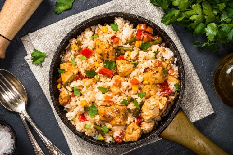Poitrine de poulet avec riz et légumes à la poêle
