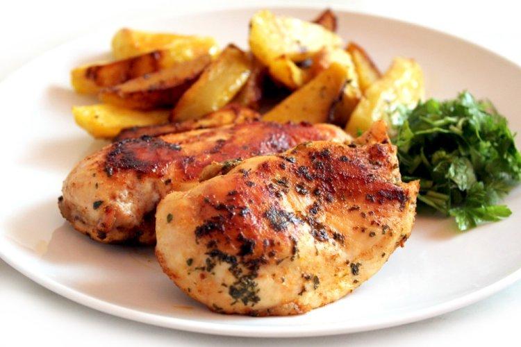 Poitrine de poulet avec pommes de terre à la poêle