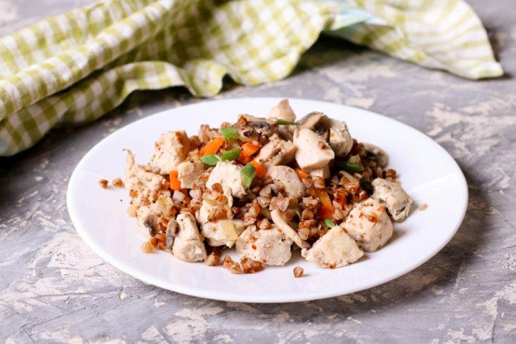 Poitrine de poulet avec sarrasin et champignons