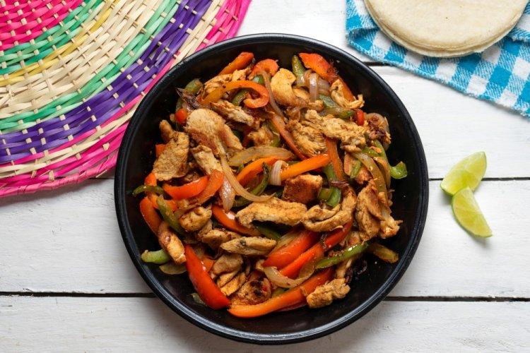 Poitrine de poulet avec poivron et oignon