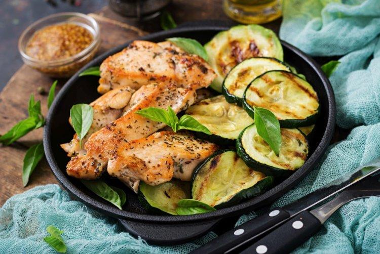 Poitrine de poulet rôtie aux courgettes
