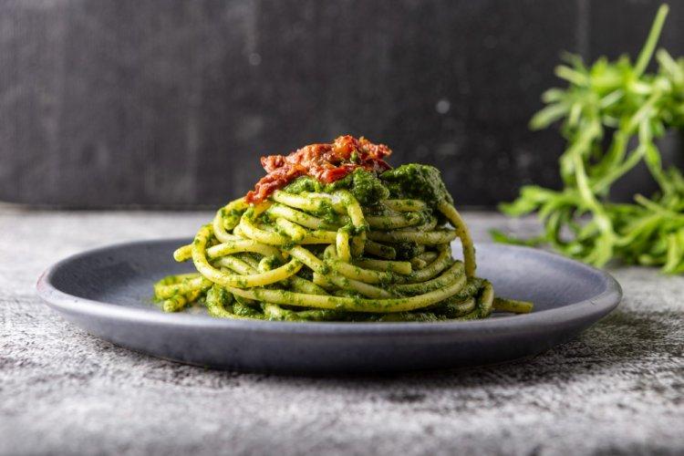 Pesto and Sun-Dried Tomato Sauce for Spaghetti