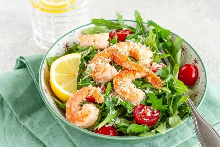 Salat mit Garnelen, Rucola und Parmesan