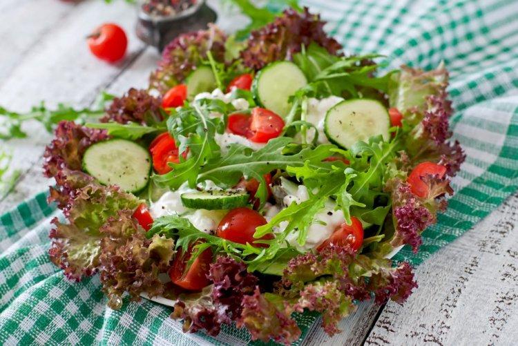 Gesunder Salat mit Quark und Rucola