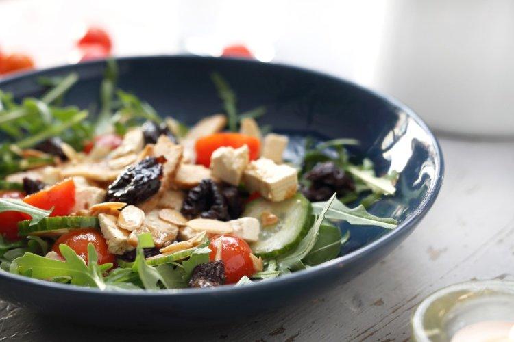 Gesunder Salat mit Rucola und Tofu