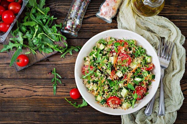 Gesunder Salat mit Quinoa, Avocado und Rucola