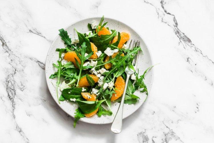 Salat mit Orange, Rucola und Feta