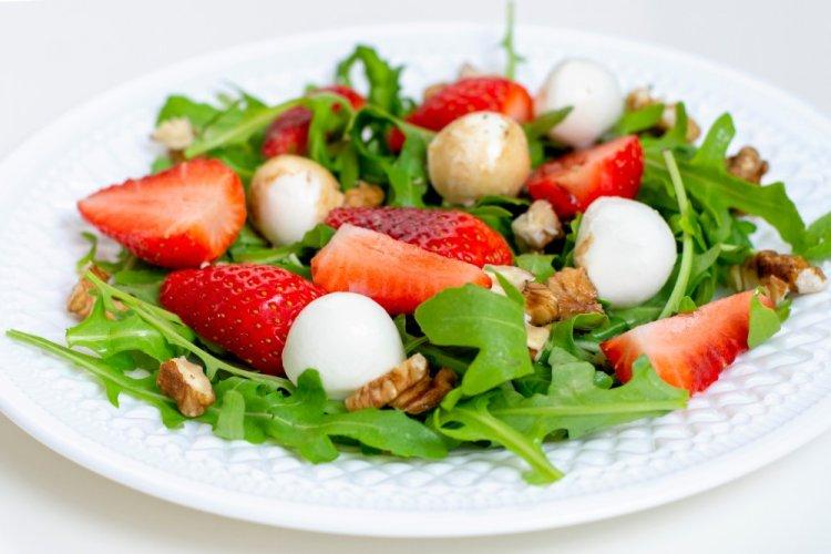 Obstsalat mit Rucola, Erdbeeren und Mozzarella