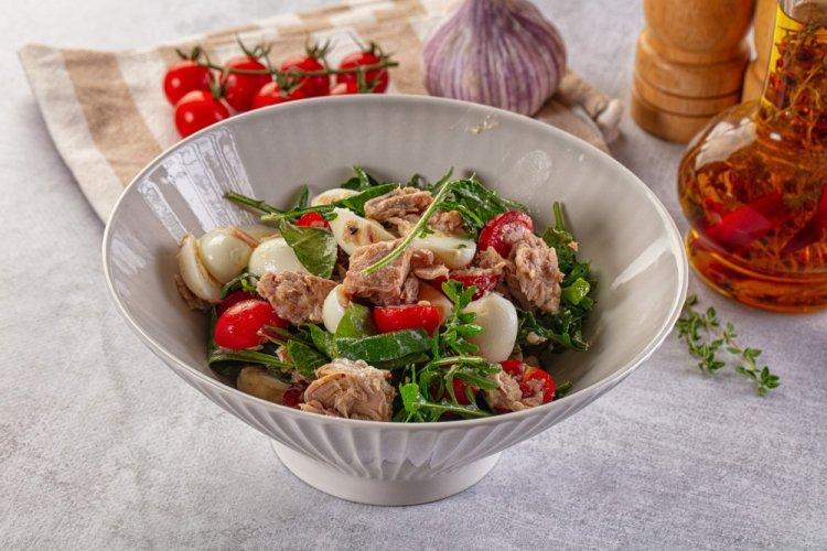 Salat mit Thunfisch, Eiern und Rucola