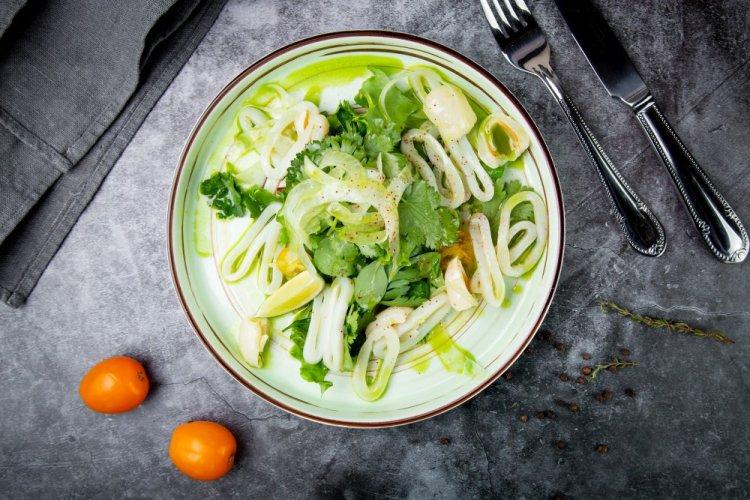 Salat mit Calamari, Gurke und Rucola
