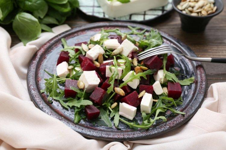 Gemüsesalat mit Rucola und Roter Bete