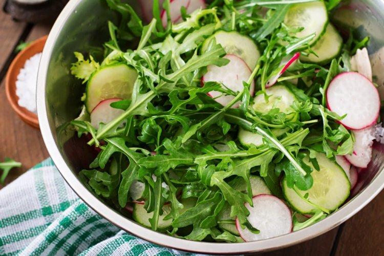 Salat mit Radieschen, Gurken und Rucola