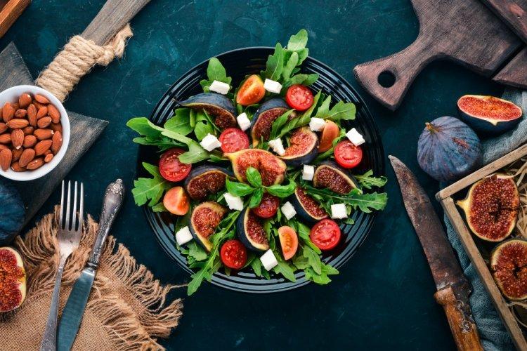 Salat mit Rucola, Feigen und Bryndza