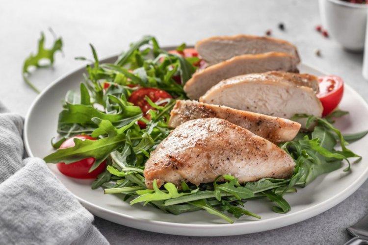 Salat mit Huhn, Rucola und Käse