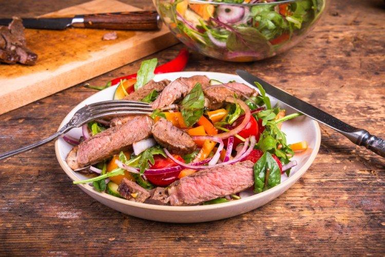 Salat mit Rucola und Roastbeef
