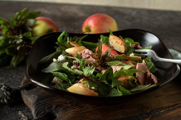 Salat mit Entenbrust, Apfel und Rucola