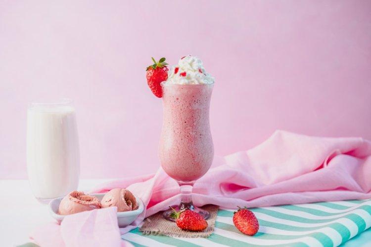 Strawberry Baileys and Vanilla Ice Cream Cocktail