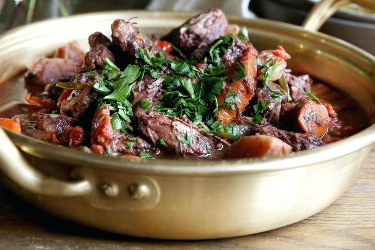 Ternera en salsa de vino - Recetas de platos calientes para cumpleaños