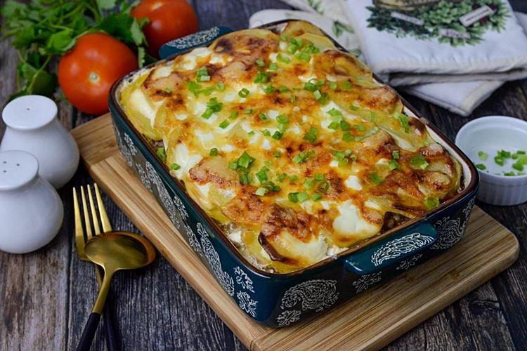 Gratinado de patatas y tomates - Recetas de platos calientes para Año Nuevo 2021