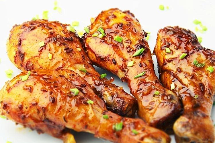 Muslos de pollo en salsa de mostaza y miel - Recetas de platos calientes para Año Nuevo 2021