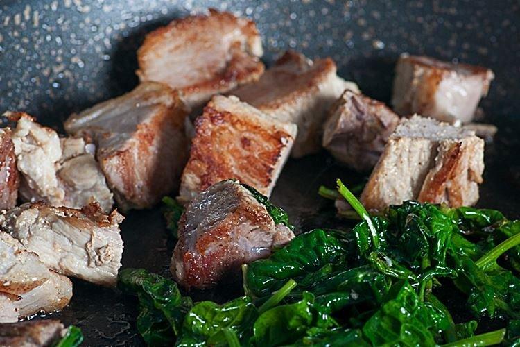 Cerdo con espinacas - Recetas de platos calientes para Año Nuevo 2021