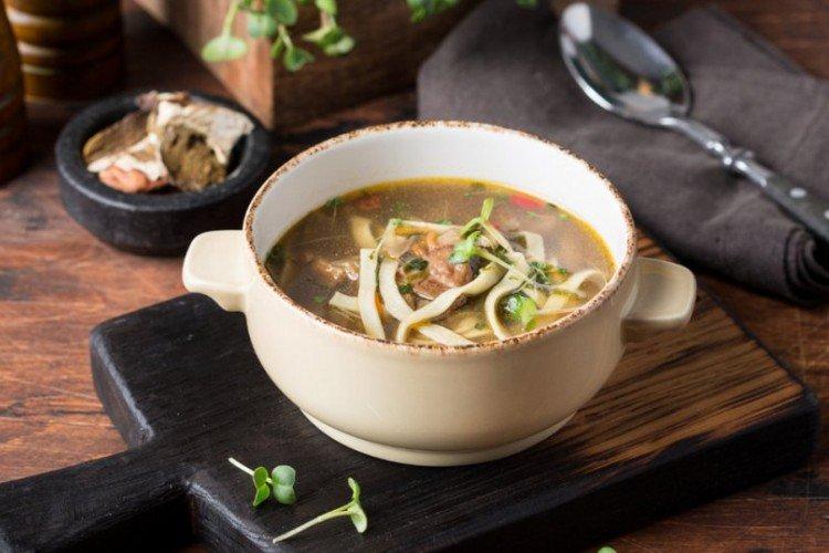 Sopa de boletus con fideos y tomillo - recetas