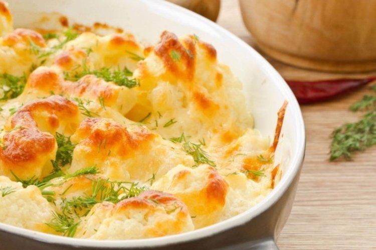 Coliflor bajo una «capa» de queso - Cómo cocinar coliflor recetas
