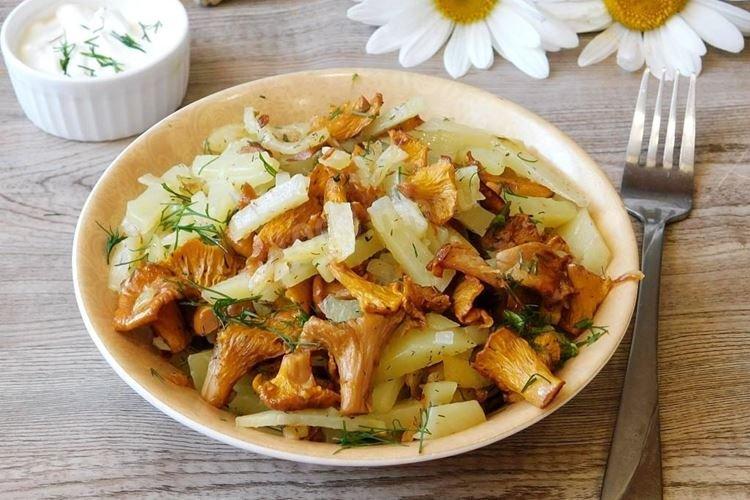 Patatas con rebozuelos - Recetas de cómo cocinar