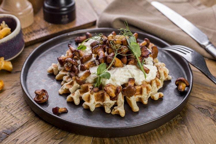Gofres de patata con rebozuelos - Recetas de cómo cocinar
