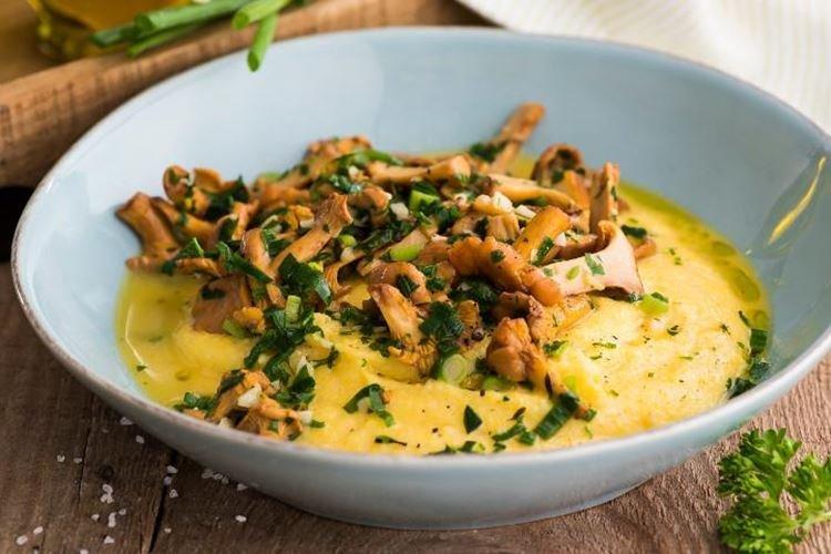 Polenta con rebozuelos - Recetas de cómo cocinar