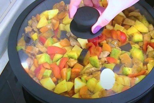 Estofado de verduras multicolor con cerdo - recetas paso a paso