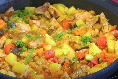 Estofado de verduras multicolor con cerdo - recetas paso a paso