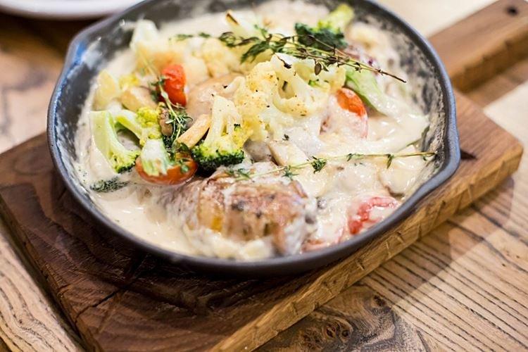 Estofado de verduras con champiñones en salsa de crema agria y queso - recetas