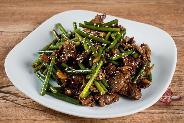 Carne de res con tallos de ajo - Cómo cocinar tallos de ajo de forma rápida y deliciosa