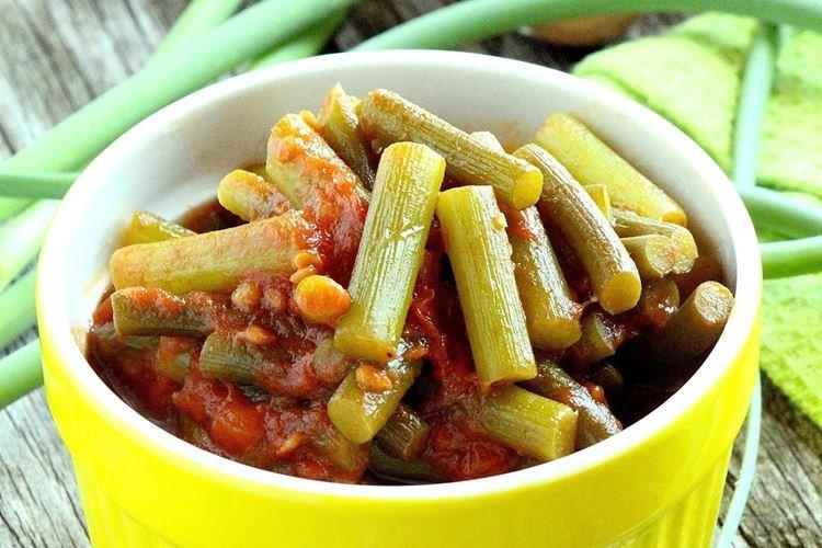 Tallos de ajo en tomate - Cómo cocinar tallos de ajo de forma rápida y deliciosa
