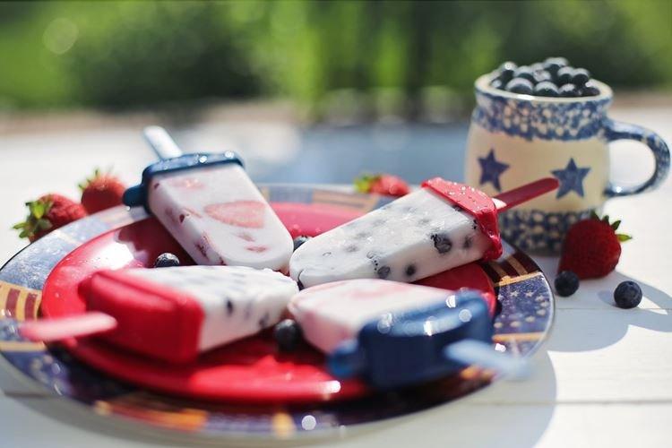Frozen Ice with Berries and Yogurt - How to Make Ice Cream at Home