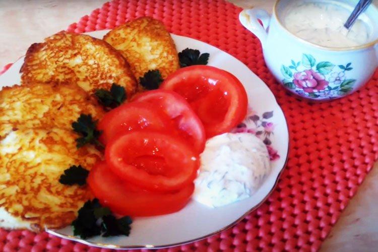 Draniki de patata con requesón y salsa agria - receta paso a paso con fotos