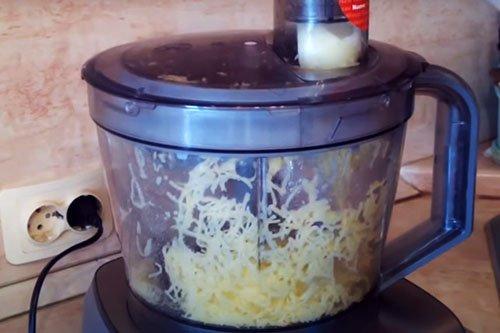 Draniki de patata con requesón y salsa agria - receta paso a paso