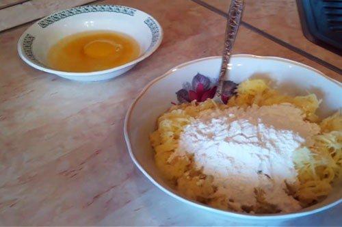 Draniki de patata con requesón y salsa agria - receta paso a paso