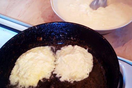 Draniki de patata con requesón y salsa agria - receta paso a paso