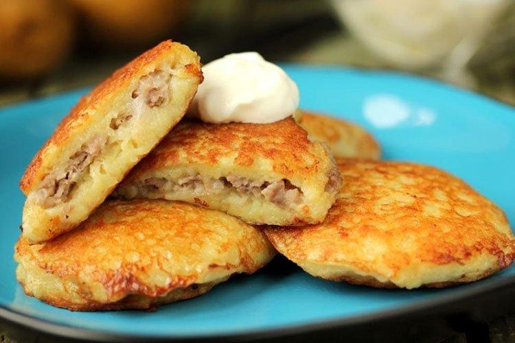 Draniki de patata rellenos de champiñones - recetas