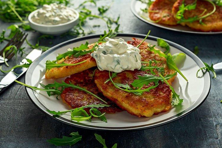 Draniki de patata con salchichas - recetas