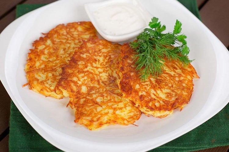 Draniki de patata con carne y queso - recetas